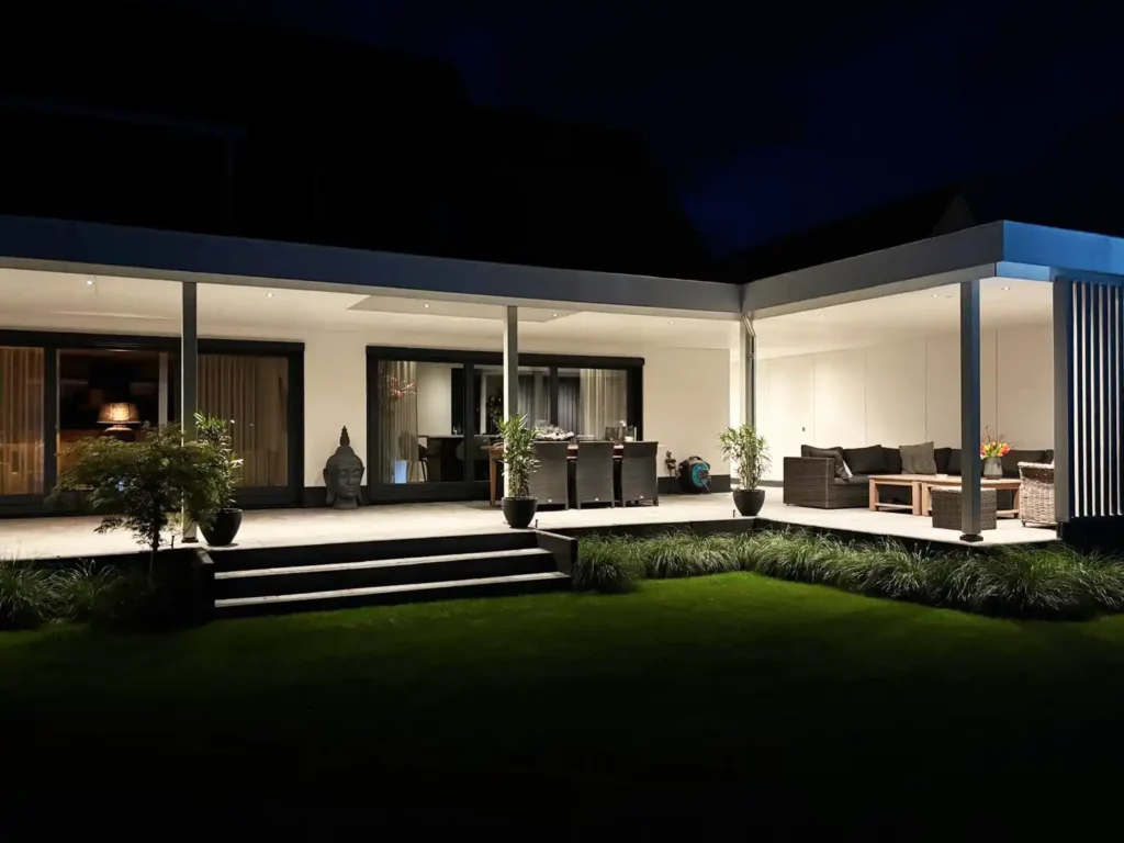 Aanbouw in de avond door Bouwbedrijf De Vries