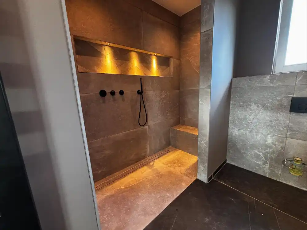 Afgewerkte badkamer na verbouwing