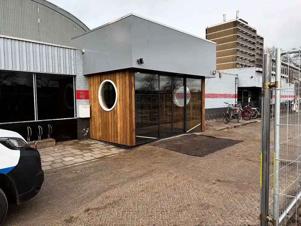 Entree bij sporthal in De Bilt